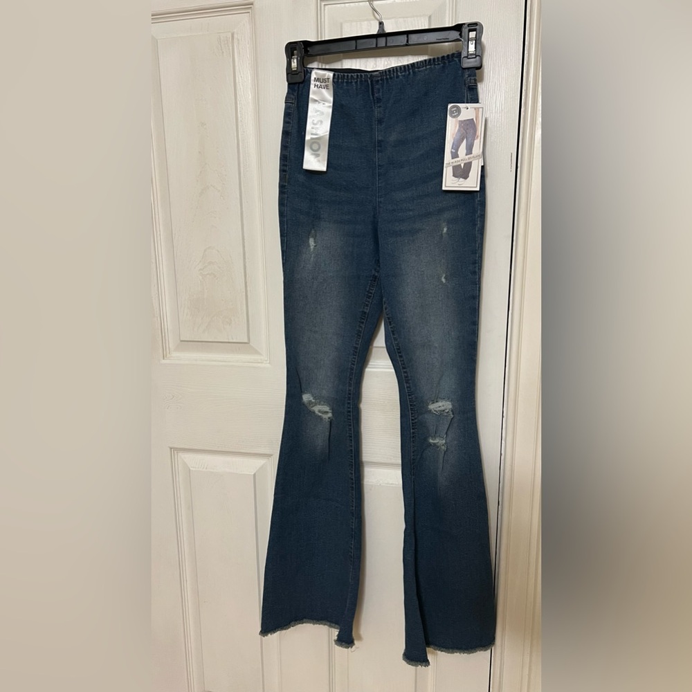 leggings-jeans flared from the knee. 
scuffs on the knees. 

stretch well